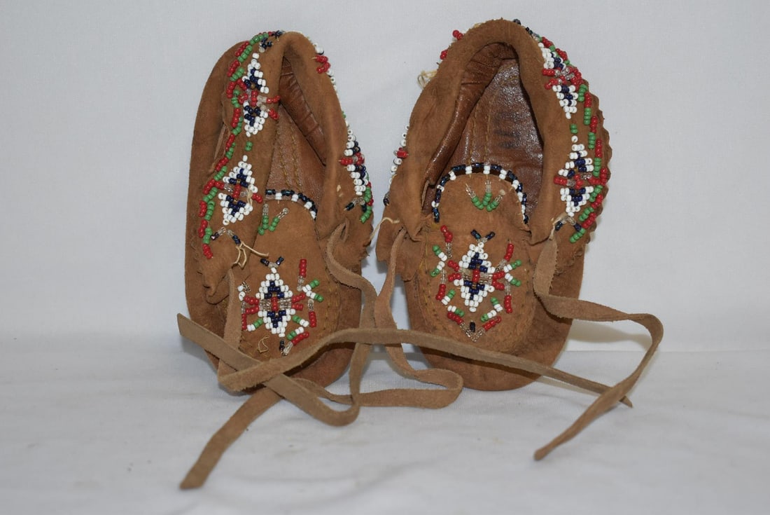 Pair of Suede Native American Moccasins: beaded - probably old - 6inches across