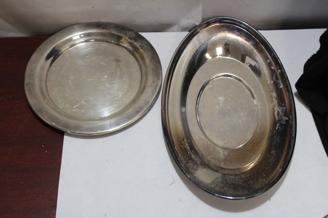 Lot of 2 Silverplated Plates: longer= 9 1/4" in diamaeter