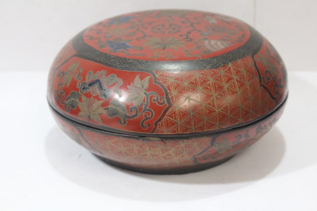 A Chinese Lacquer Box: please note: worn - 7 inches in diameter