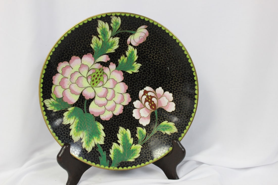 A Chinese Cloisonne Plate: 8" in diameter