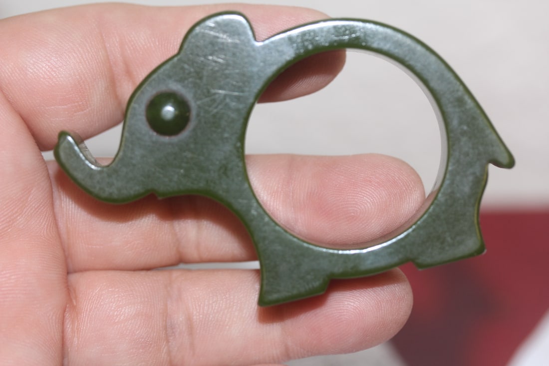 Bakelite Napkin Ring: Elephant form