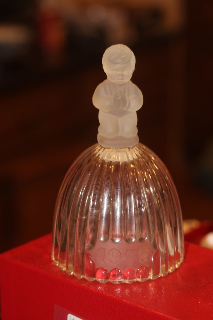 Goebel 1979 Glass Bell: please note: no clasp - 6 inches tall