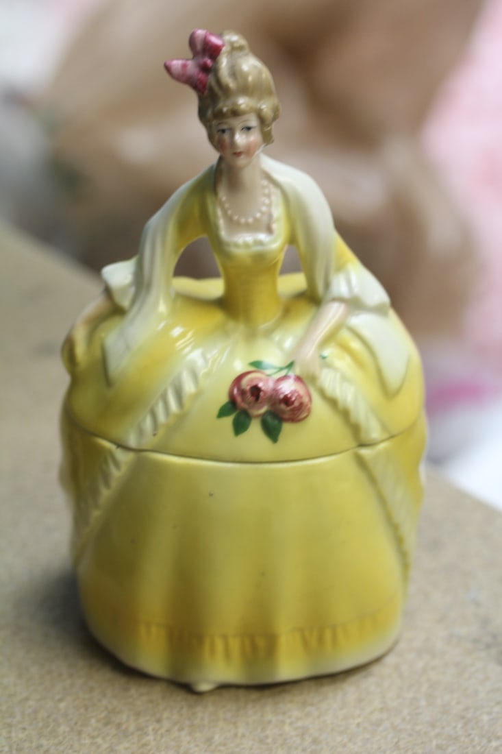 Madame Pompadour Dresser Dolls Box: Germany - 6 1/2" tall