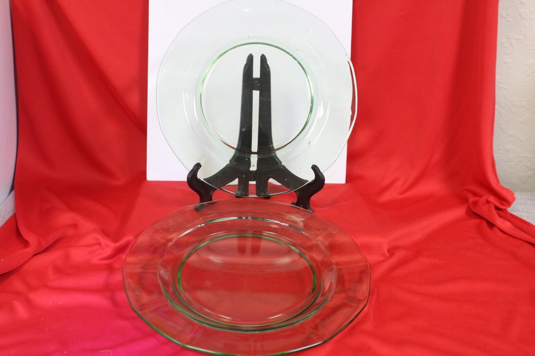 Set of 2 Vaseline Dinner Plates: 8 7/8" in diameter