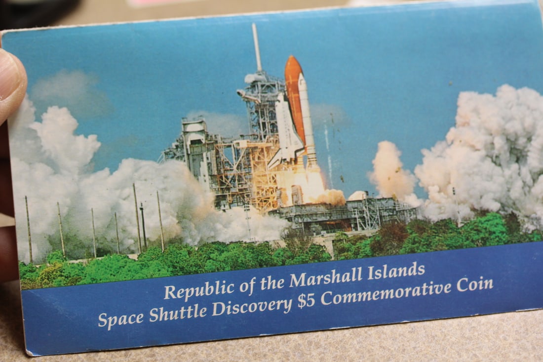 Republic of the Marshall Islands $5.00 Coin: space shuttle discovery $5.00 commemorative coin - clad