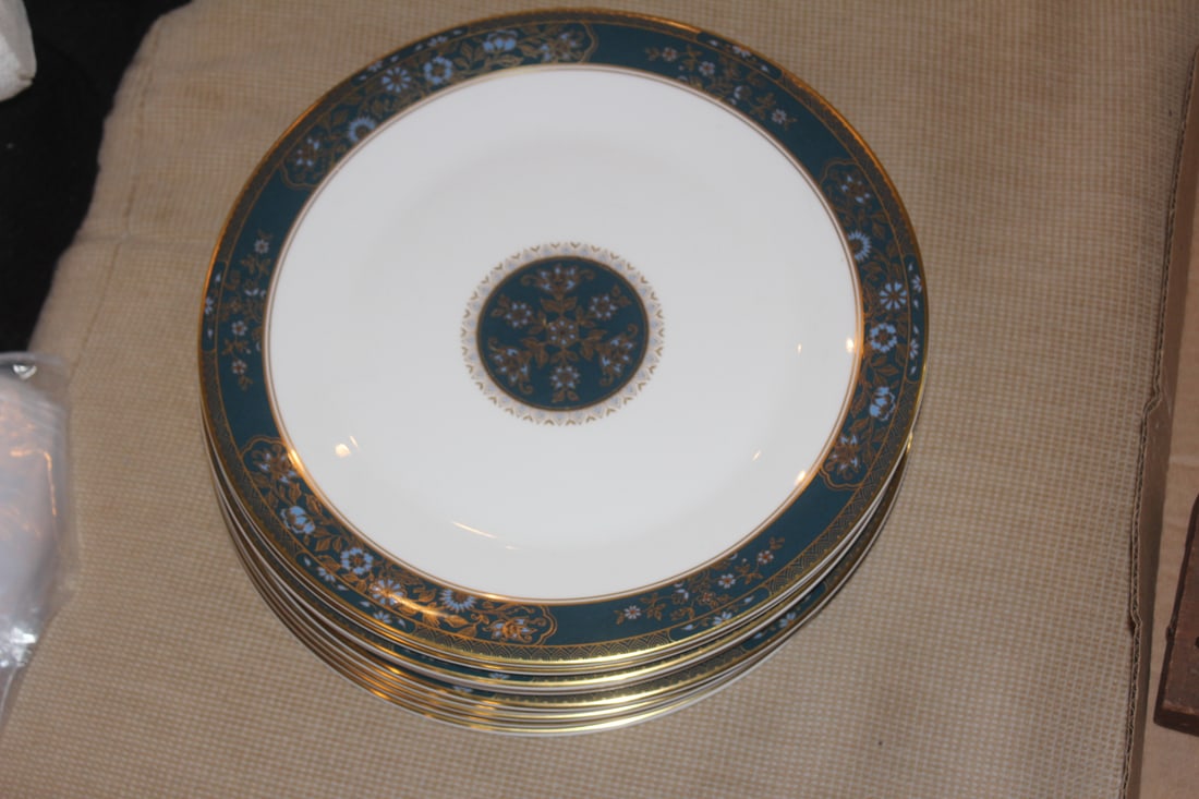 Set of 10 Royal Doulton Dinner Plates: Carlyle pattern - 10 5/8" in diameter each
