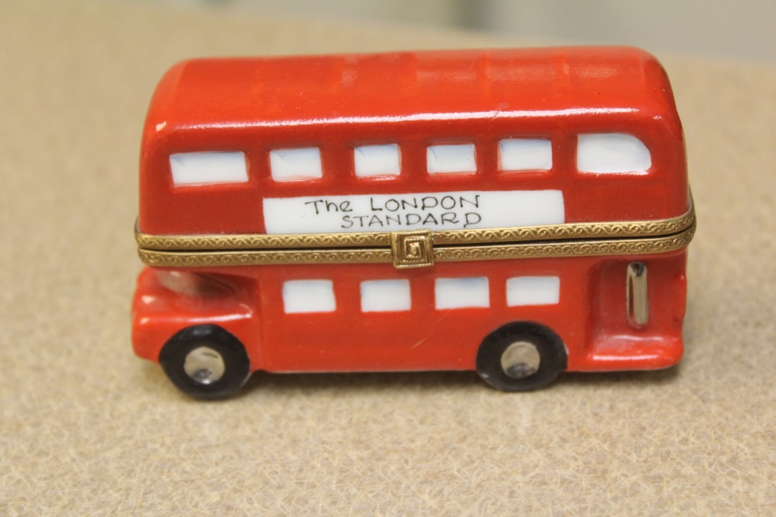 Limoges Peint Main Bus Trinket Box: ceramic - 3 7/8" across