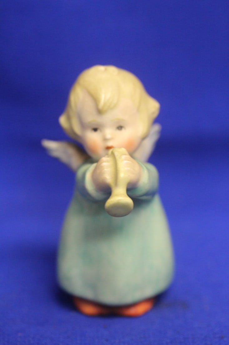 Goebel Ceramic Angel: full bee? - 3 1/4" tall