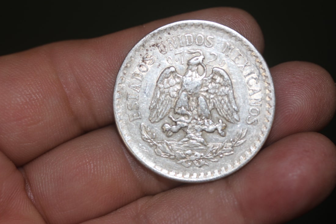 1920 Mexico Un Peso Coin: 72% silver coin