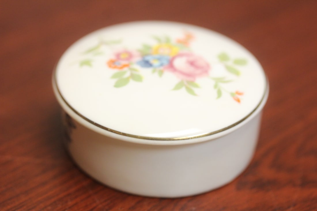 St. Regis Limited Trinket Box: ceramic - 2 1/2" in diameter