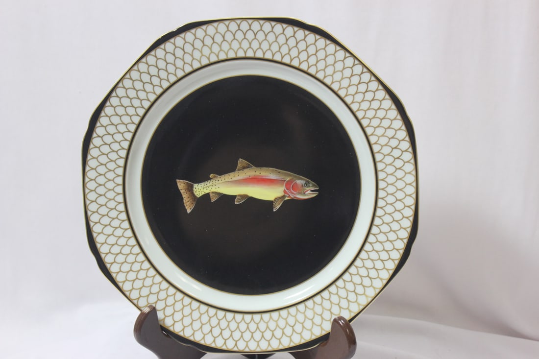 A Sugned Lynn Chase Fish Dinner Plate: 10 3/8" in diameter