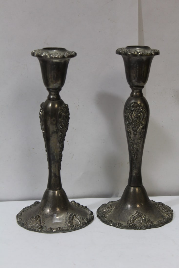 A Pir of Godinger Ornate Silverplated Candlesticks: 8 1/2" tall