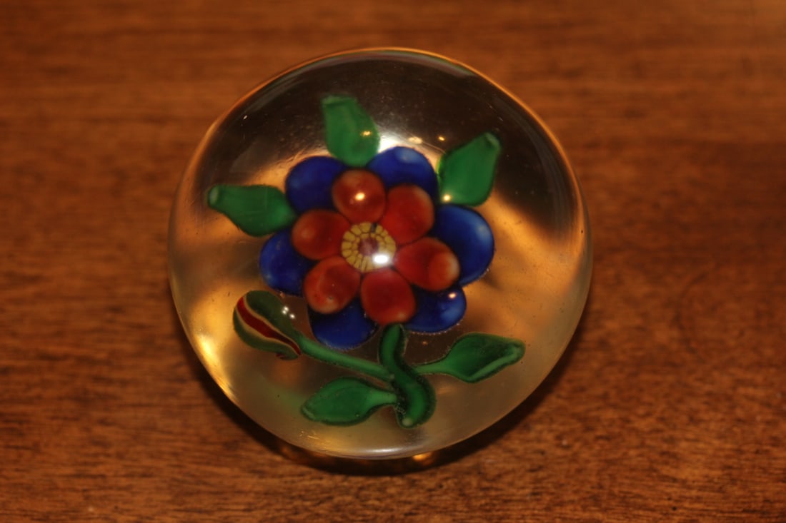 Art Glass Sun Flower Paperweight: 2 5/8" in diameter