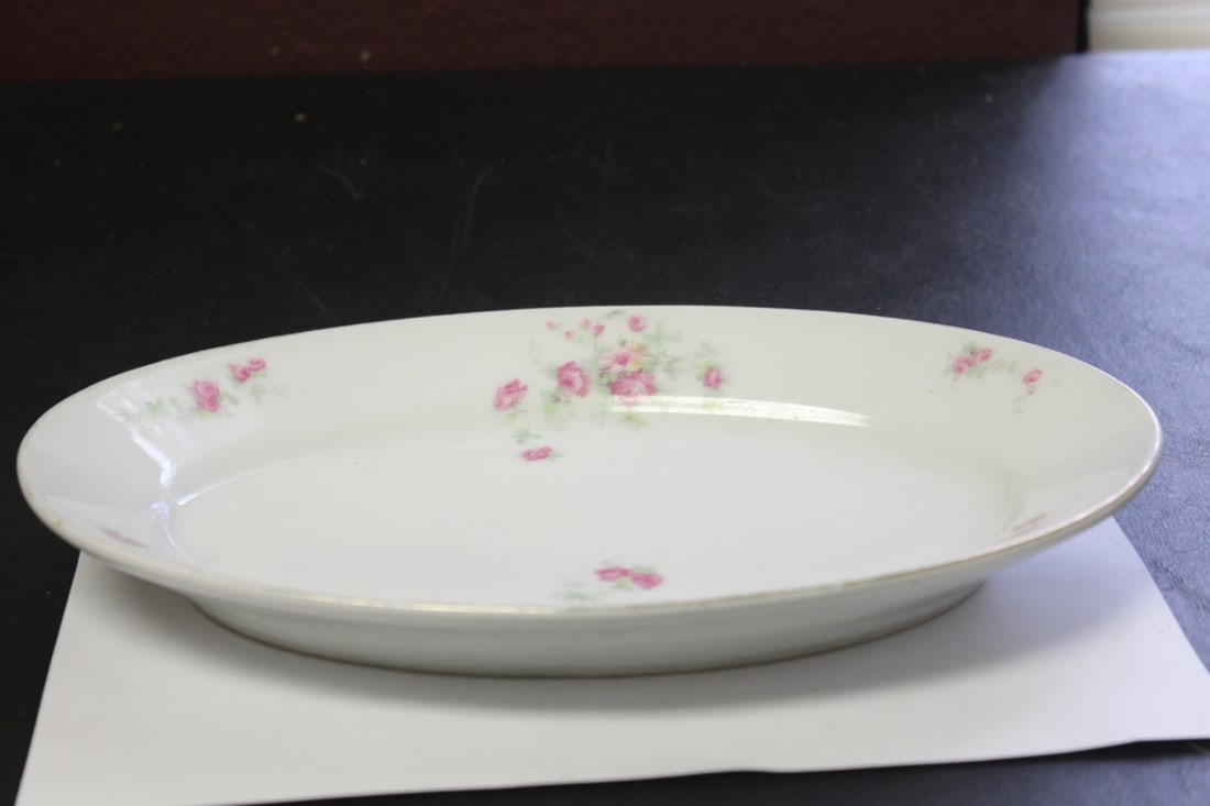 A German Schwarzburg Oval Plate: Early 20th century - 11 5/8 inches in diameter