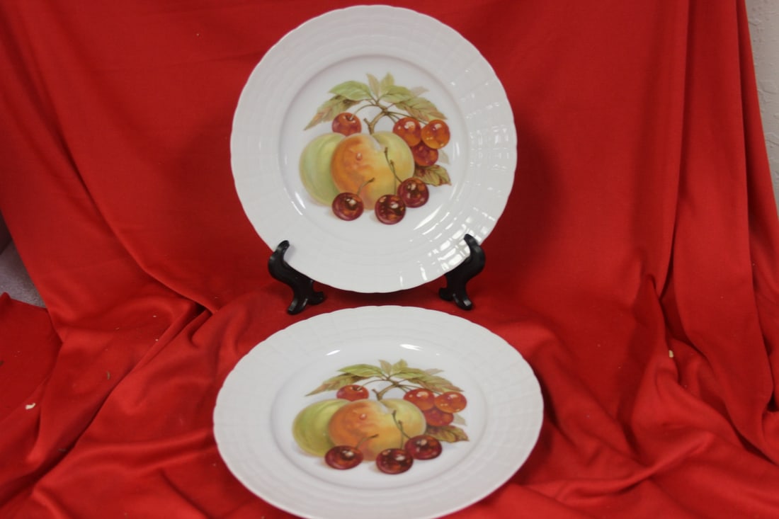 Pair of Hutschenreuther Plates: 8" in diameter