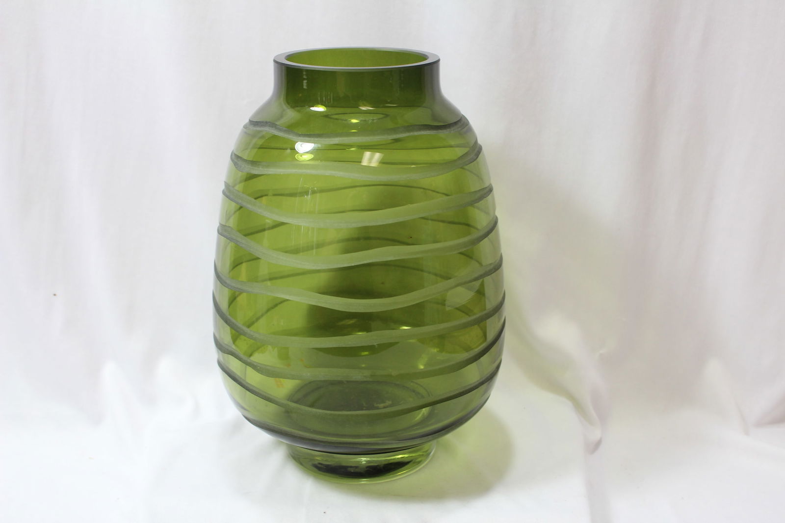 An Art Glass Green Vase (1 of 7)