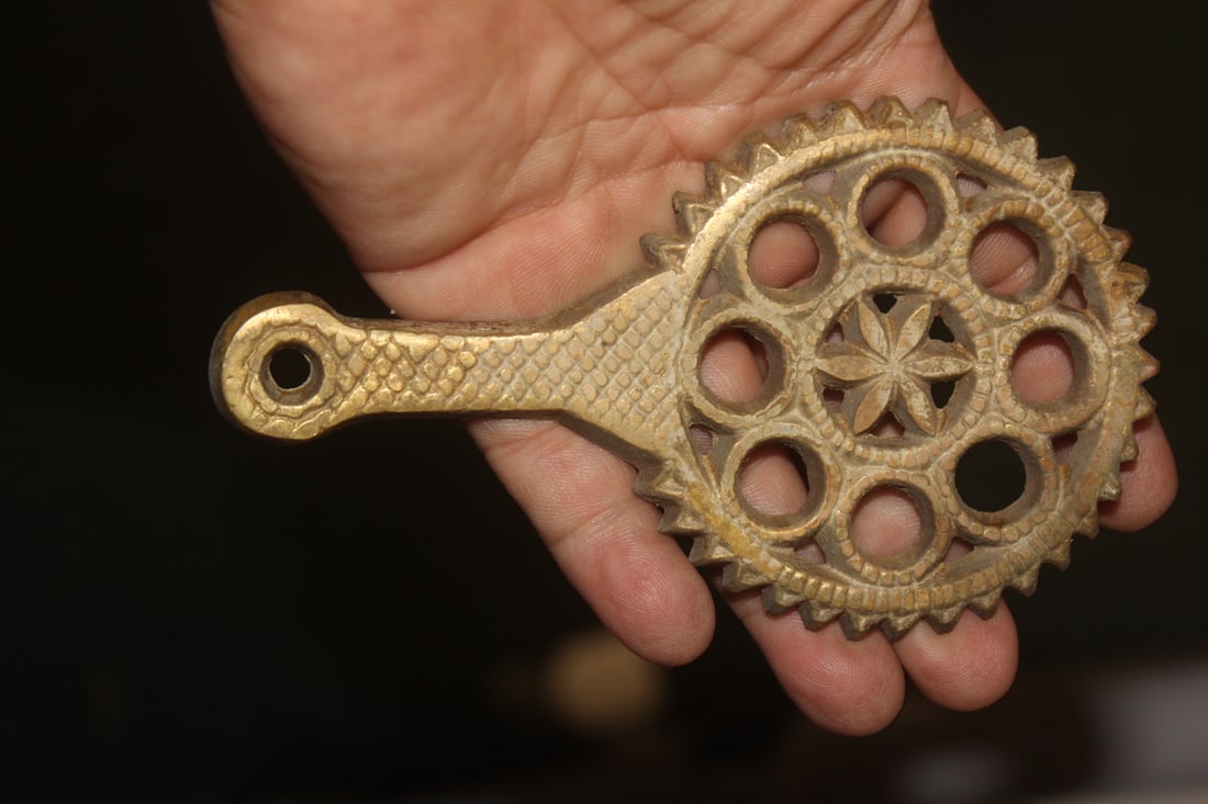 Vintage Wilton Brass Trivet: 5 1/8" across