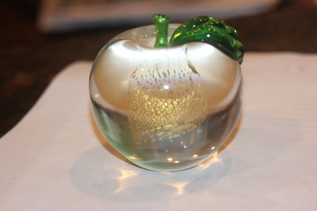 Art Glass Apple Paperweight: 3" tall