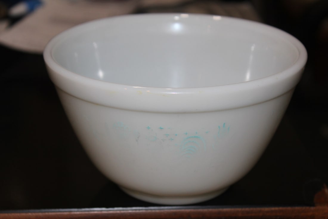Vintage Pyrex Bowl: please note: worn - 6 7/8" in diameter