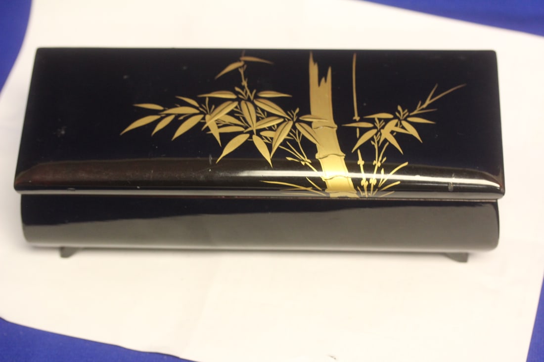 Japanese Jewelry Music Box: works - 8 1/4" long