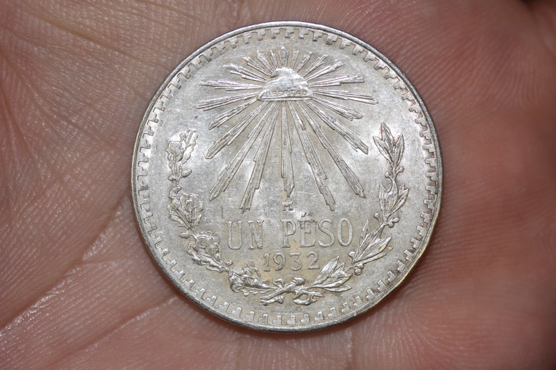 1932 Mexico Un Peso Coin: 72% silver coin