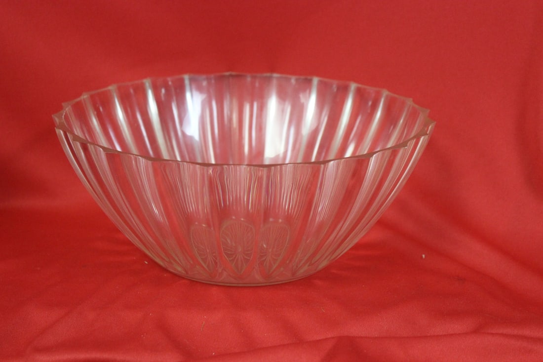 A Vintage Regaline Lucite Bowl: 50's or 60's - 8 3/4" in diameter