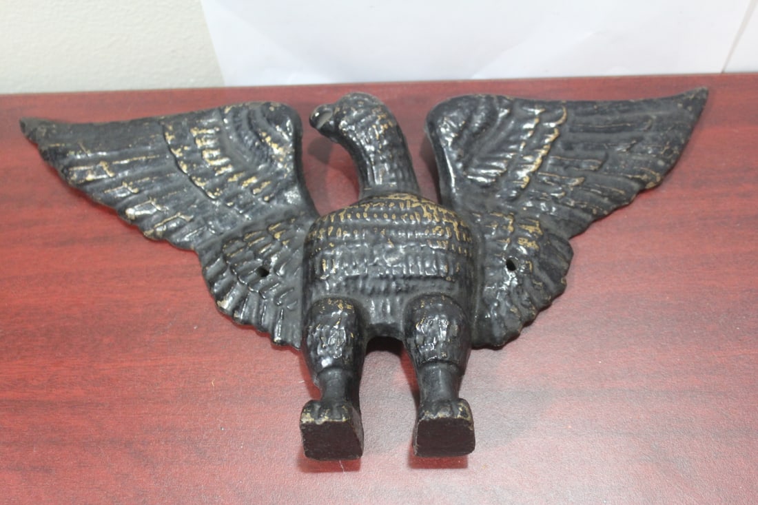 An Antique Cast Iron Eagle: 15 inches across