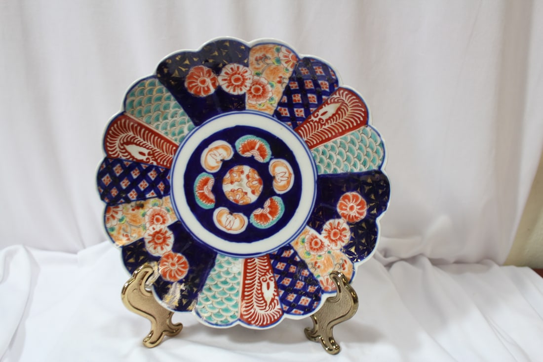 A Japanese Imari Plate: 19th century -8 1/2" in diameter