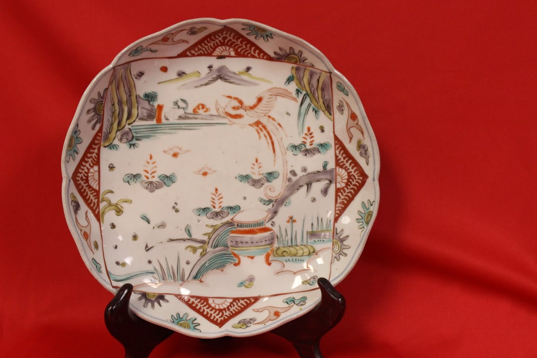 An Antique Imari Plate: 19th century - Japanese - 8 1/2" in diameter