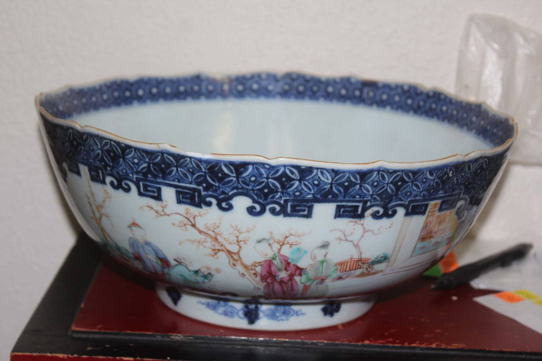 Large Chinese Export Center Bowl