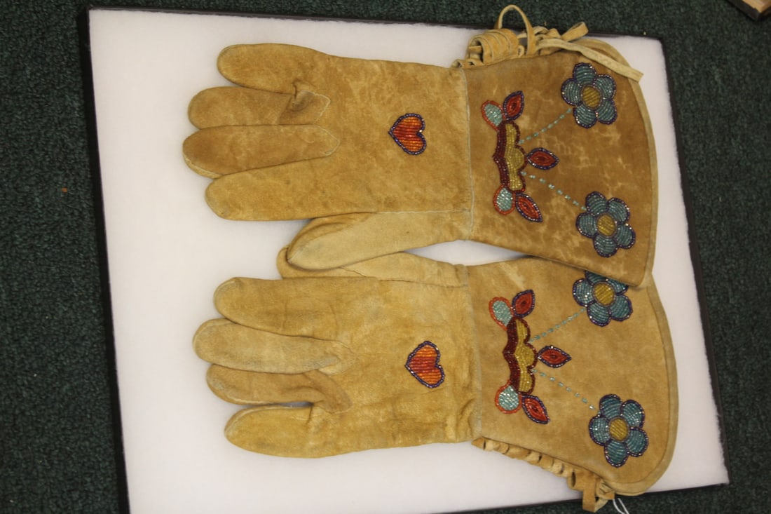 Antique Native American Leather Beaded Gloves: size medium/large