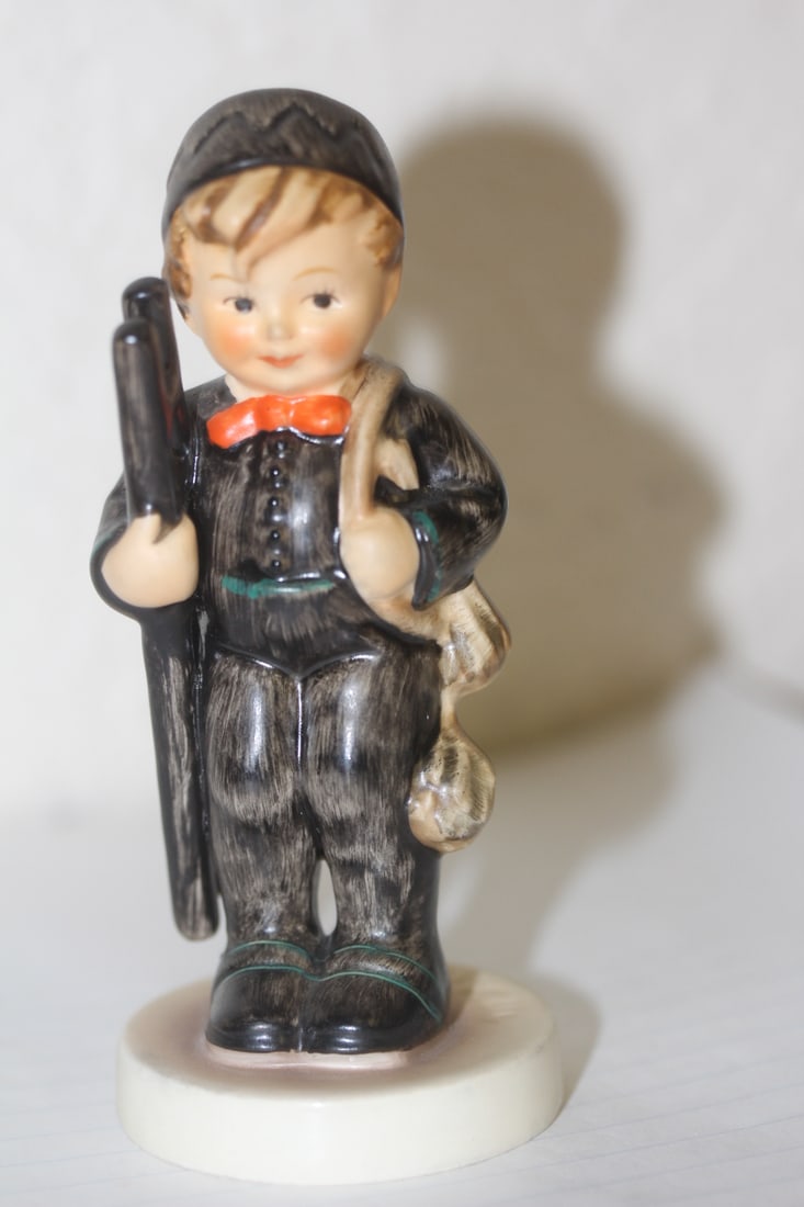 Hummel Figurine: 4 1/4" tall