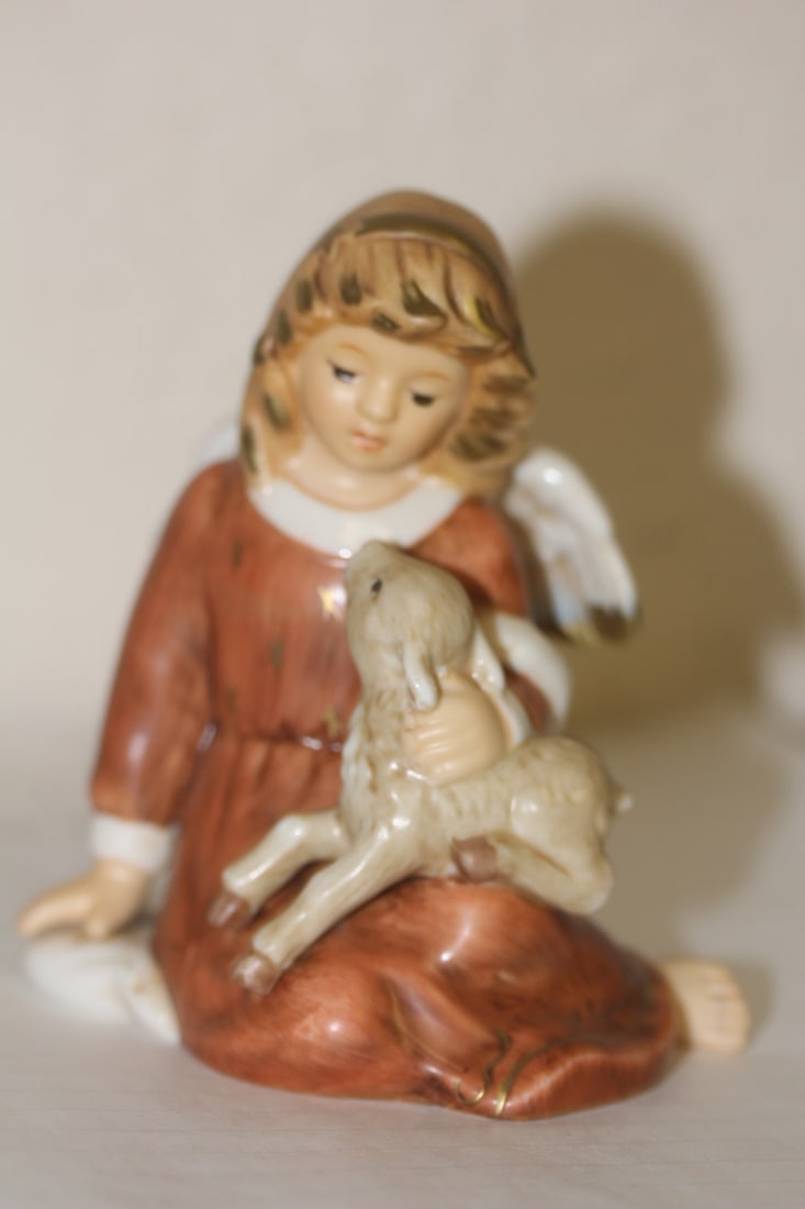 Hummel or Goebel Figurine: limited edition - 4" tall