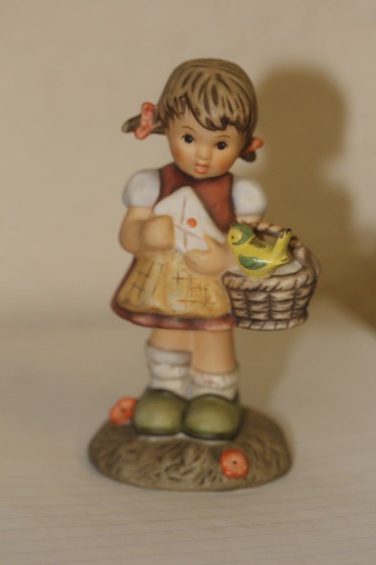 Hummel Figurine: 4 1/2" tall