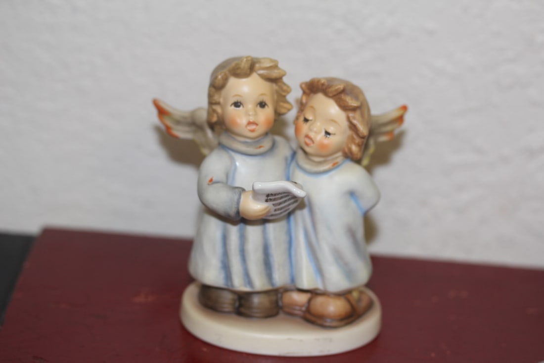 Hummel Figurine: 3 7/8" tall