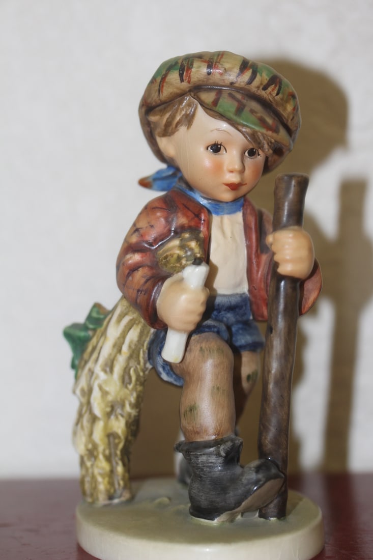 Hummel Figurine: 5 1/2" tall
