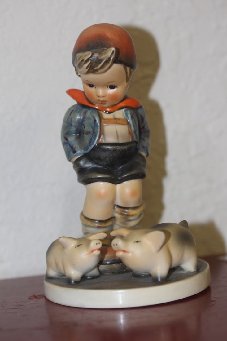 Hummel Figurine: 5 5/8" tall