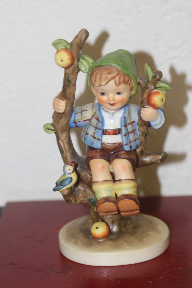 Hummel Figurine: 6" tall