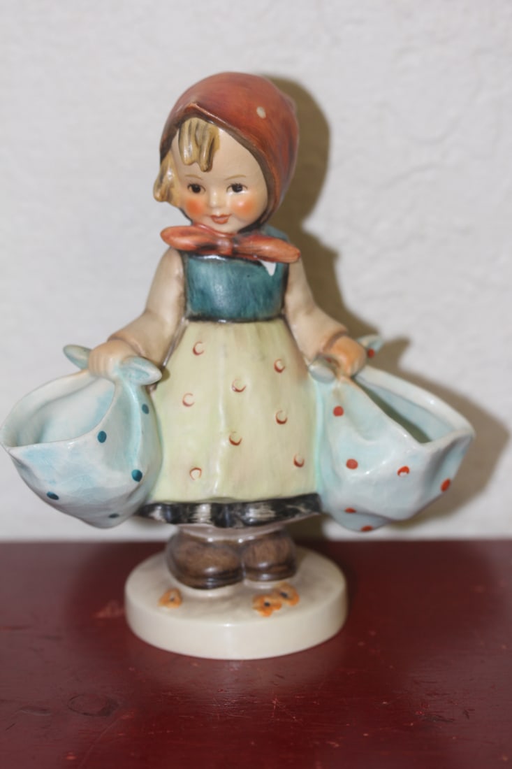 Hummel Figurine: 6" tall