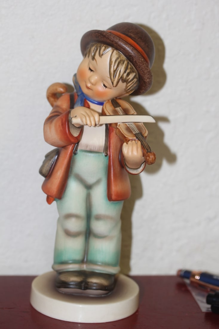 Hummel Figurine: 8 3/8" tall