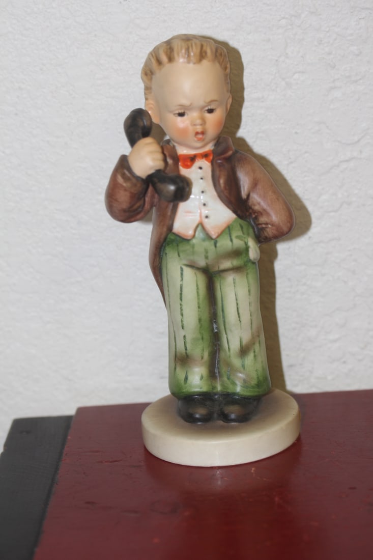 Hummel Figurine: 7" tall