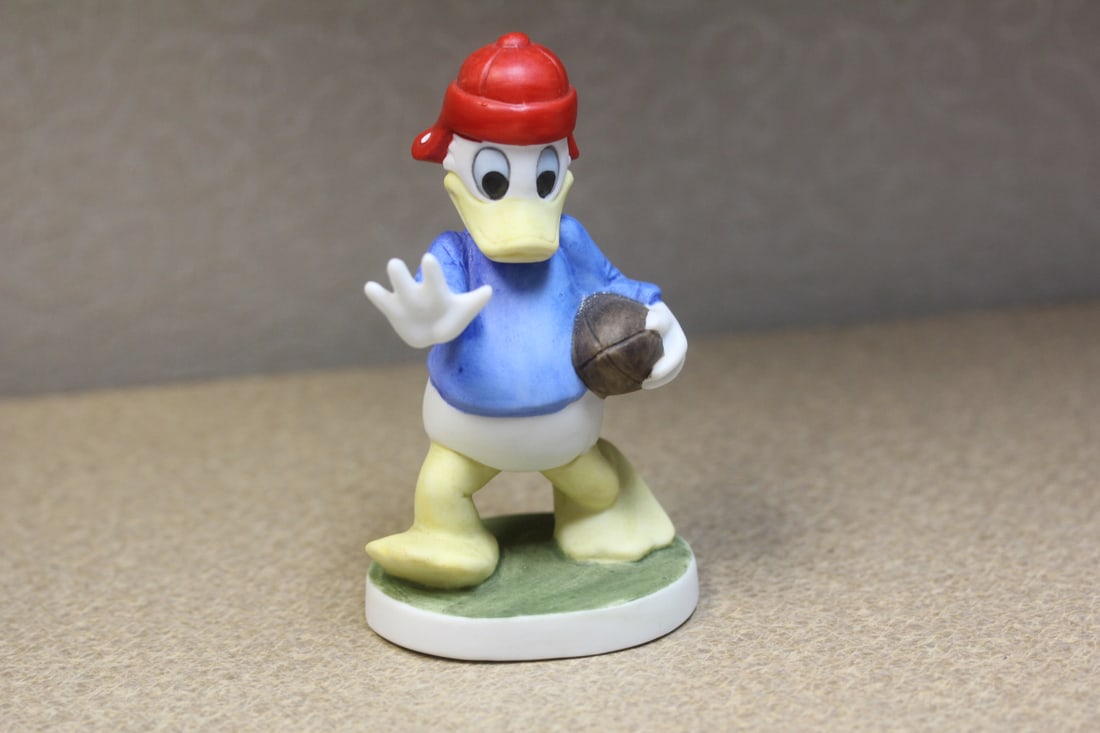 Disney Donald Duck figurine: ceramic, 4 1/8" tall
