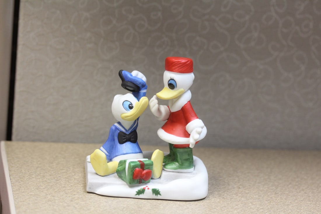 Disney Christmas 2 ducks figure: ceramic 3 1/2" wide