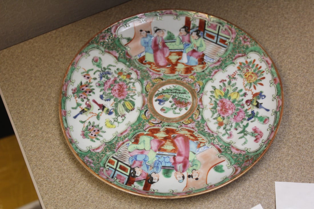 Rose medallion plate: Chinese , antique, 19th century, 9 5/8" in diameter