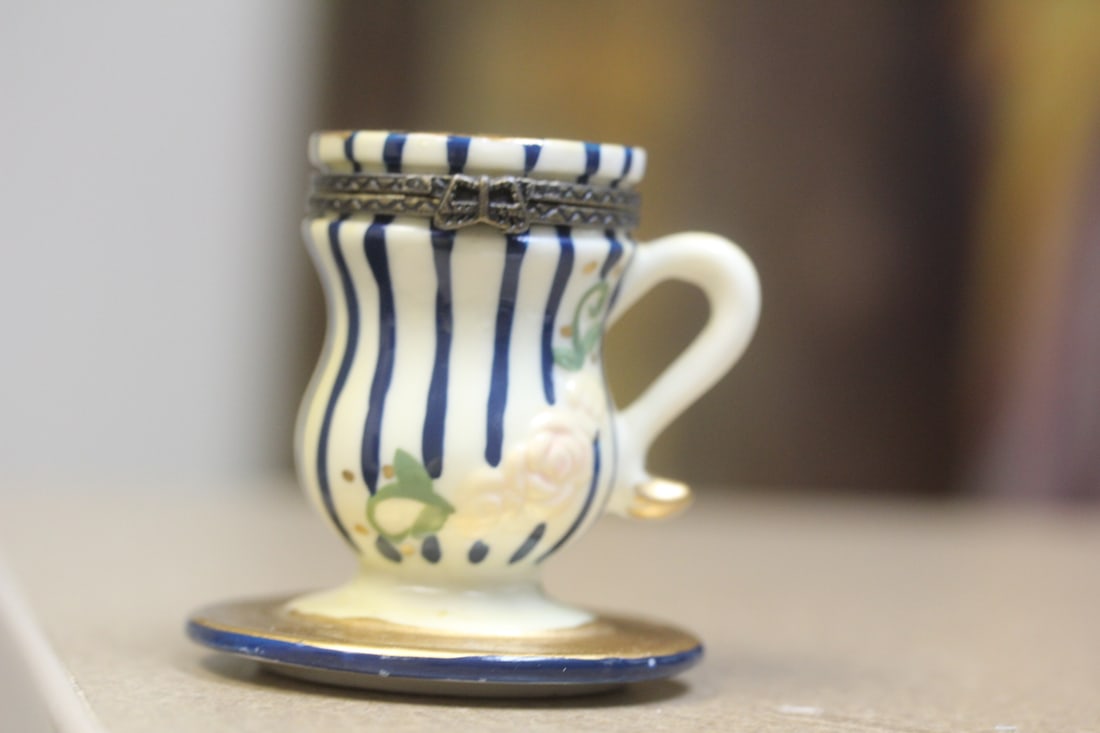coffee ceramic trinket box: with trinkets , 2 3/4" tall