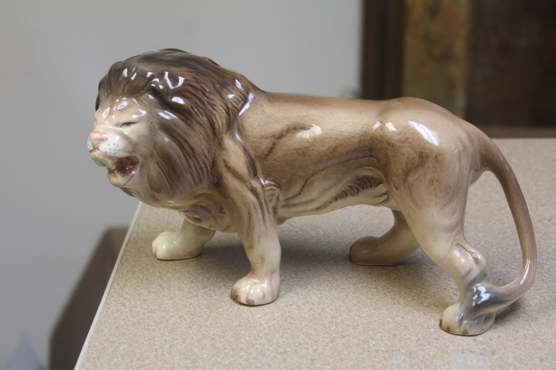 Ceramic Lion: made in england, 9 3/4" long