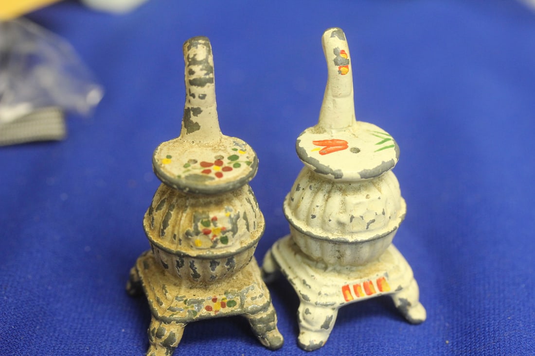 Cast Iron Stove form Salt and Pepper Shakers: 2 7/8" tall