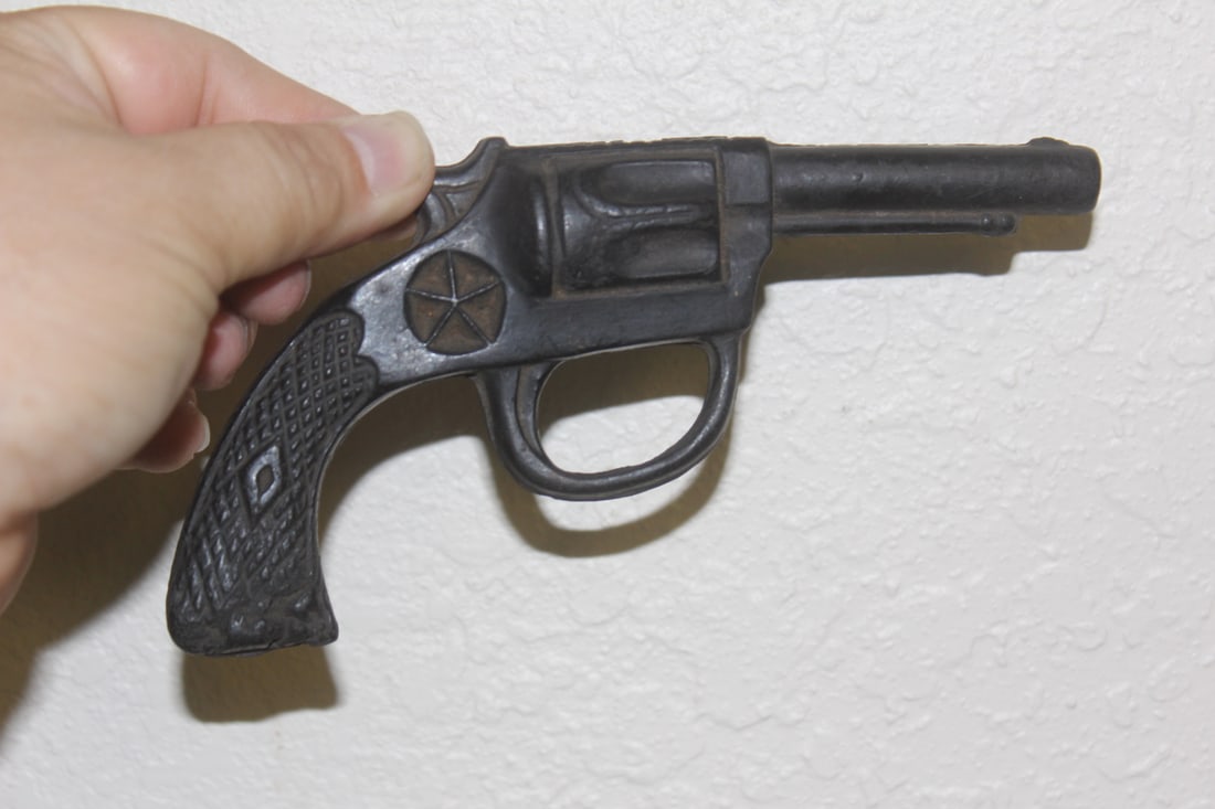 Vintage Toy Cap Gun: 6" across