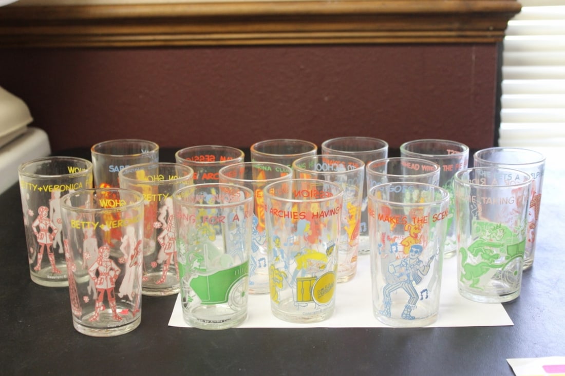 A Lot of 16 Jug Head Glasses (1 of 14)