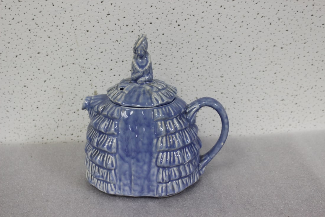 A Rare Sadler Ye Daintee Ladyee Blue Teapot (1 of 8)